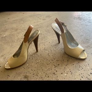 Gianni Bini beige patent leather heels